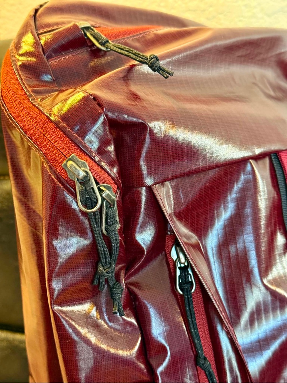 Women Patagonia Black Hole 23L Backpack Red - New - Minor Logo Flaw - Picture 2 of 7